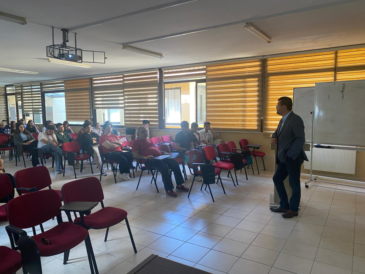 MARMARİS’TE ÜNİVERSİTE ÖĞRENCİLERİNE “AİLE GELECEĞİN TEMİNATIDIR” KONULU KONFERANS VERİLDİ